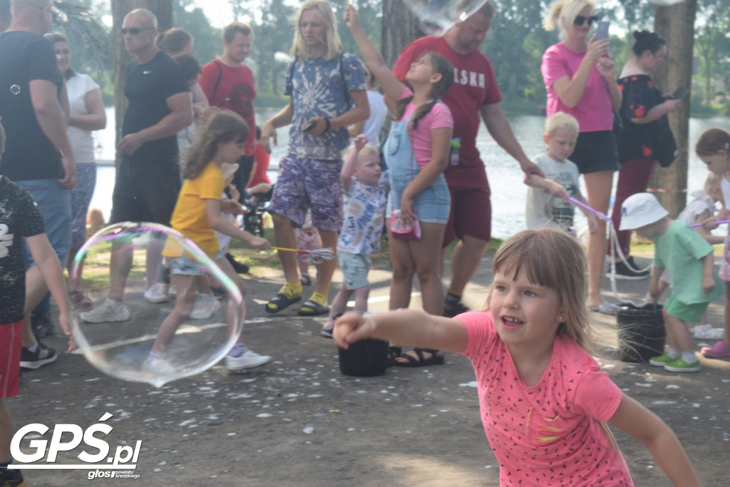 Festiwal baniek mydlanych i Holi nad jeziorem