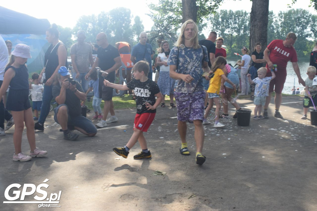 Festiwal baniek mydlanych i Holi nad jeziorem