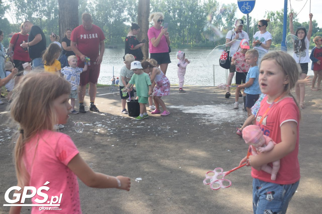Festiwal baniek mydlanych i Holi nad jeziorem