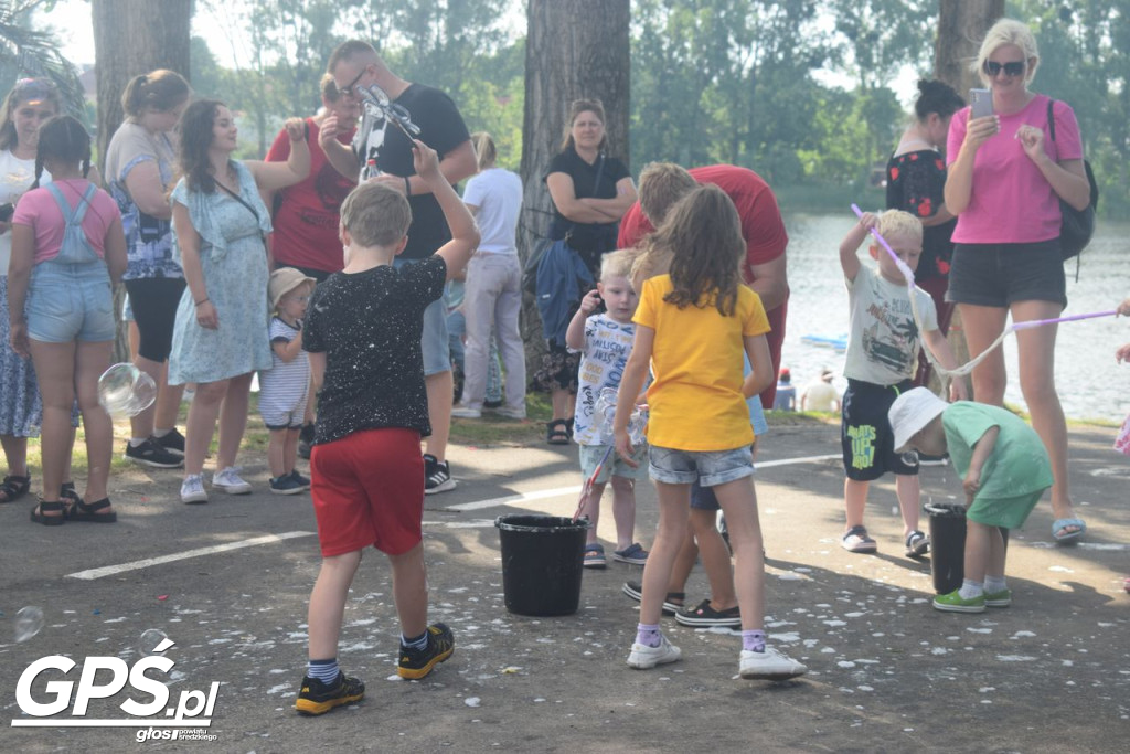 Festiwal baniek mydlanych i Holi nad jeziorem
