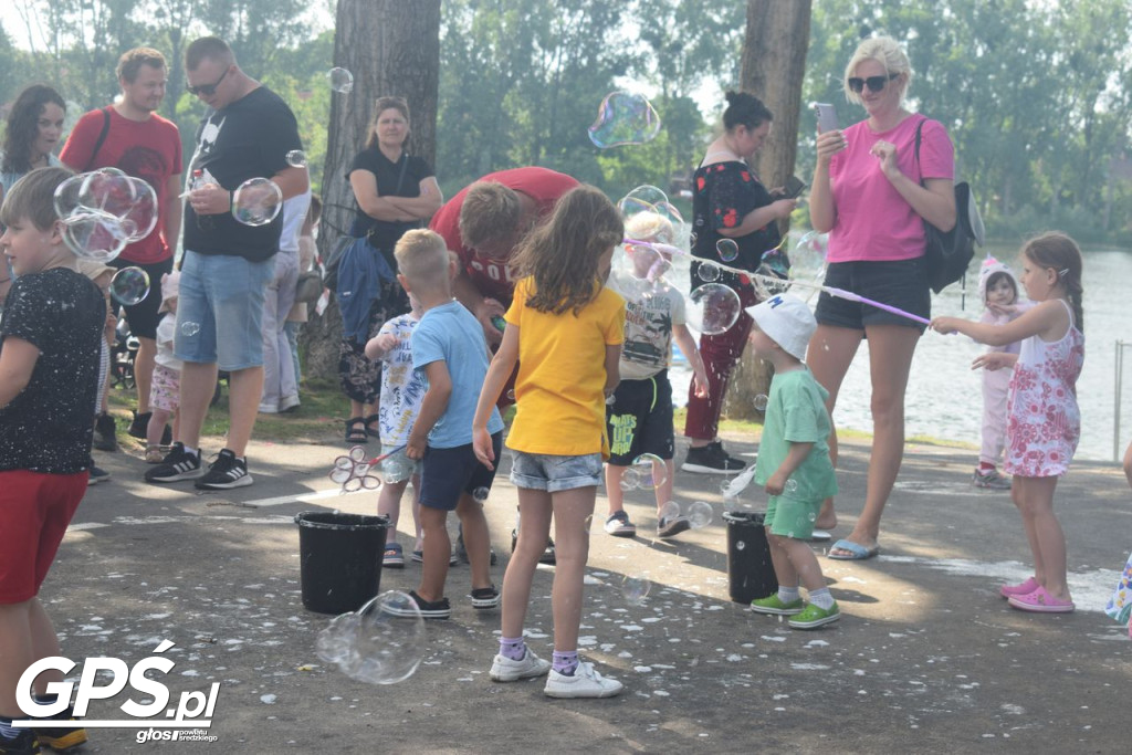 Festiwal baniek mydlanych i Holi nad jeziorem