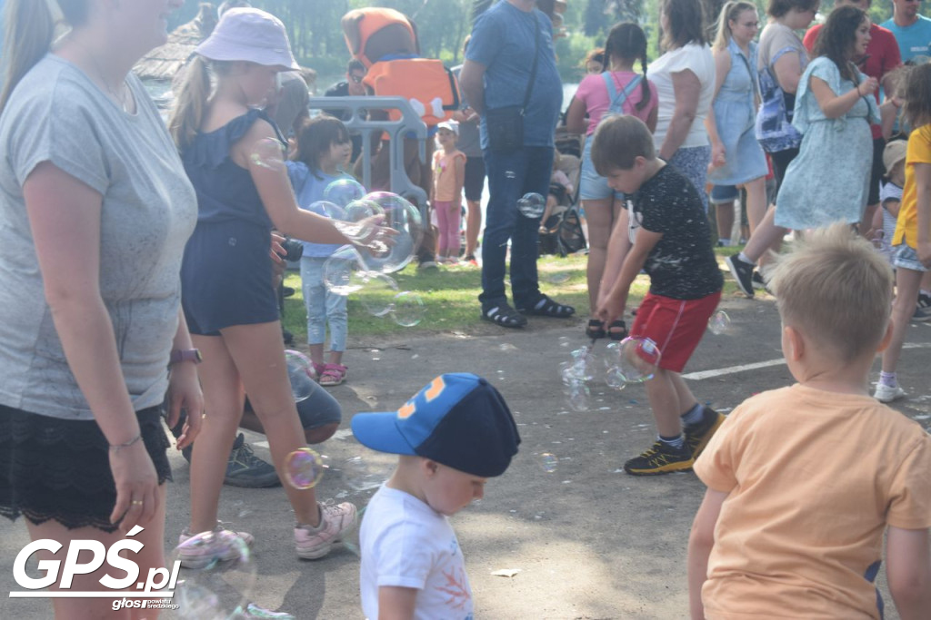 Festiwal baniek mydlanych i Holi nad jeziorem