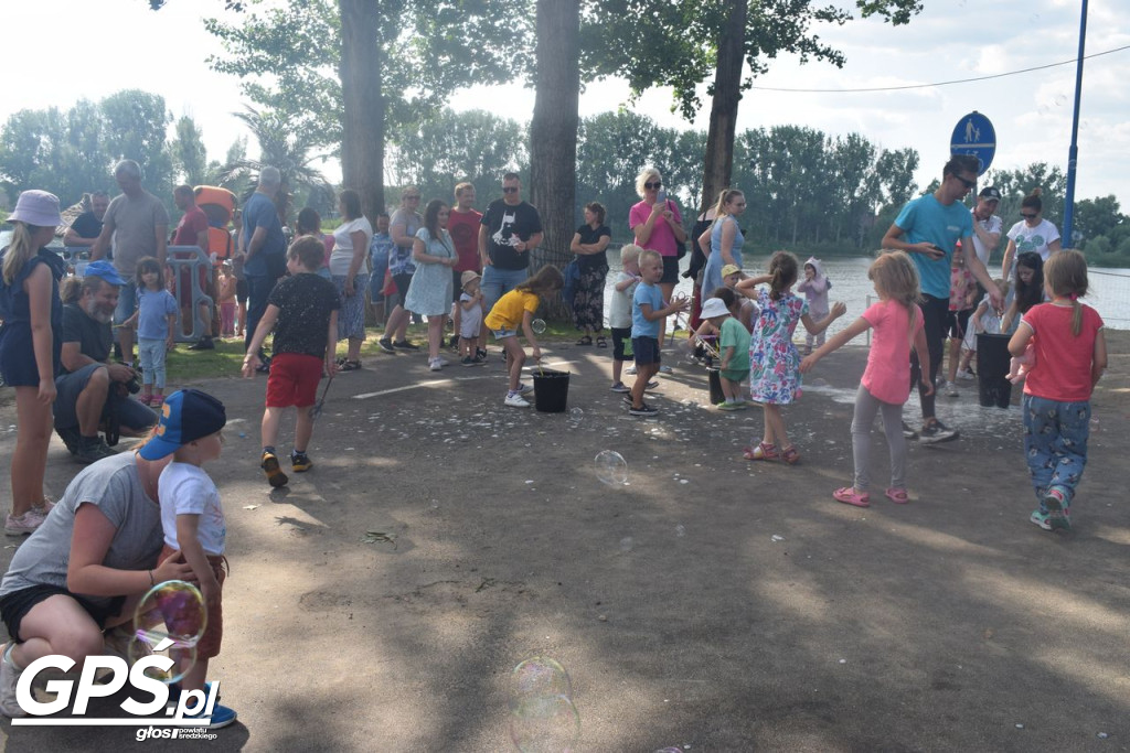 Festiwal baniek mydlanych i Holi nad jeziorem