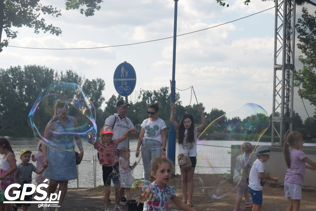 Festiwal baniek mydlanych i Holi nad jeziorem