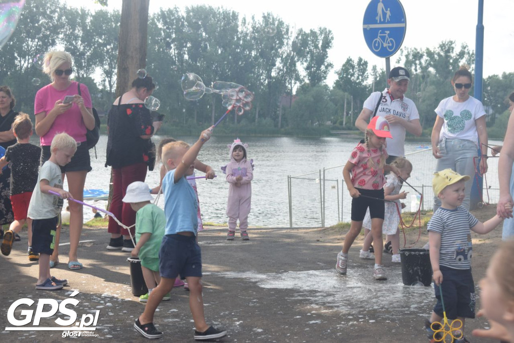 Festiwal baniek mydlanych i Holi nad jeziorem