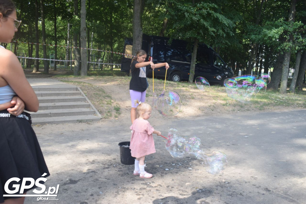 Festiwal baniek mydlanych i Holi nad jeziorem
