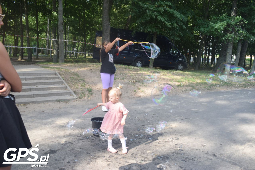 Festiwal baniek mydlanych i Holi nad jeziorem