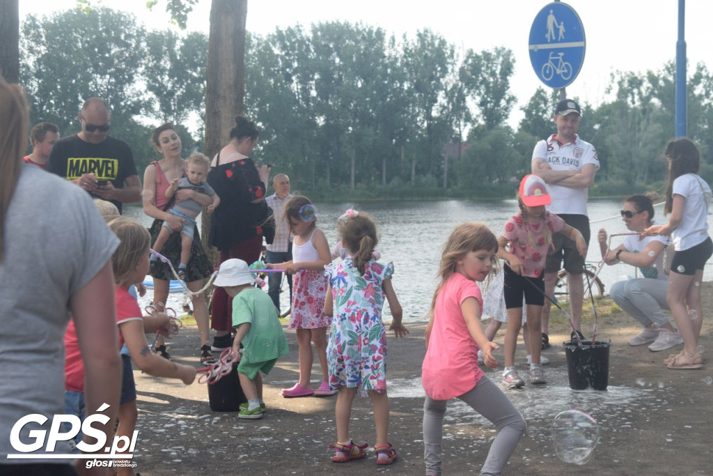 Festiwal baniek mydlanych i Holi nad jeziorem