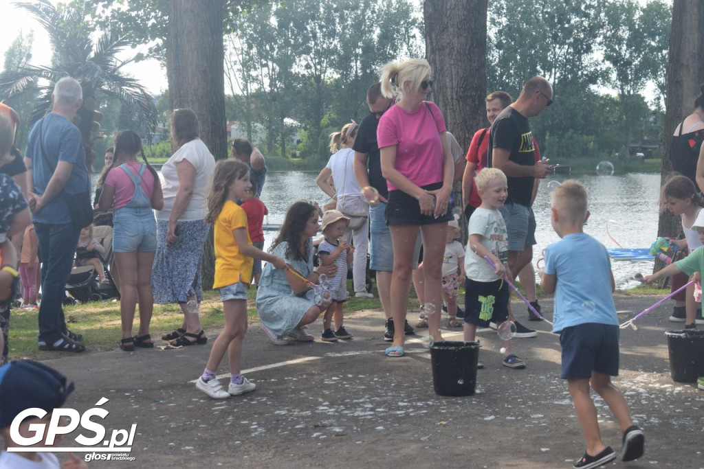Festiwal baniek mydlanych i Holi nad jeziorem