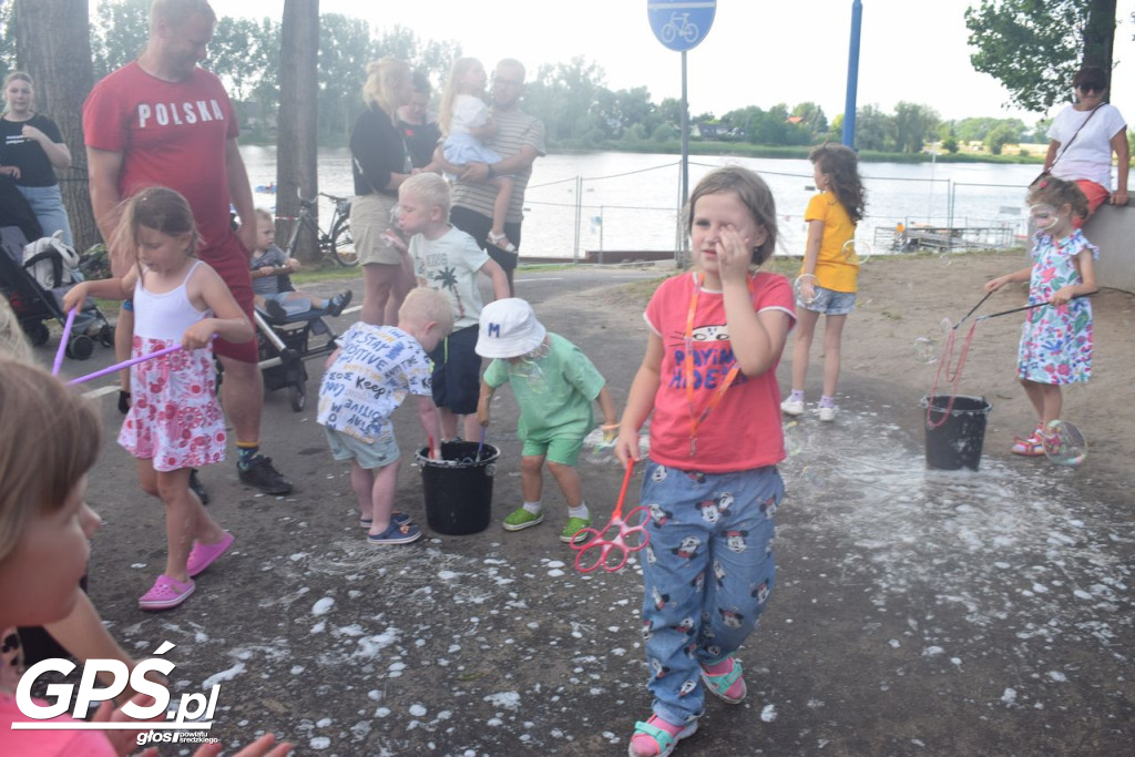 Festiwal baniek mydlanych i Holi nad jeziorem