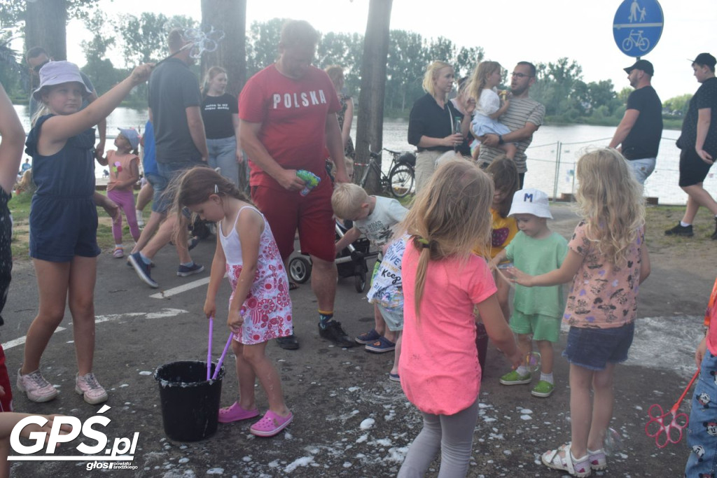 Festiwal baniek mydlanych i Holi nad jeziorem