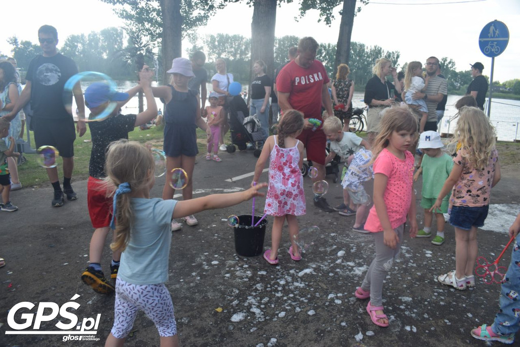 Festiwal baniek mydlanych i Holi nad jeziorem