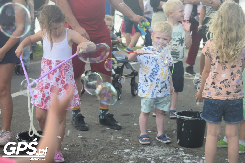 Festiwal baniek mydlanych i Holi nad jeziorem