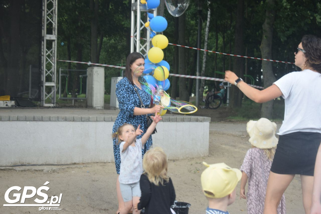 Festiwal baniek mydlanych i Holi nad jeziorem