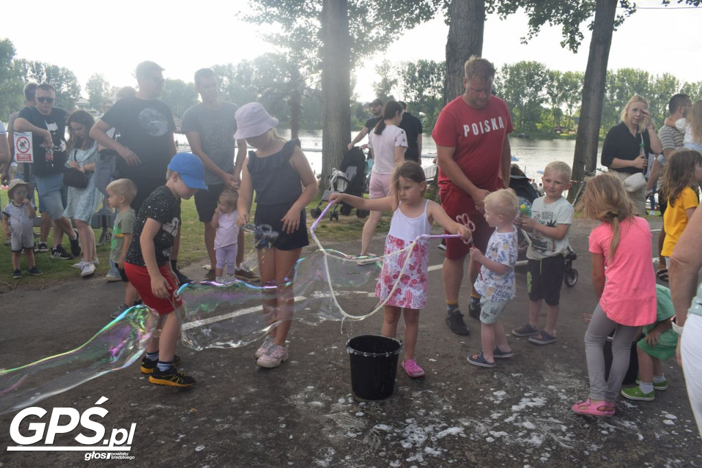 Festiwal baniek mydlanych i Holi nad jeziorem