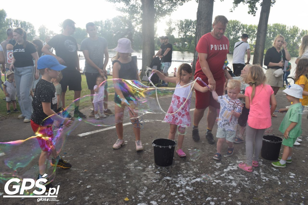Festiwal baniek mydlanych i Holi nad jeziorem