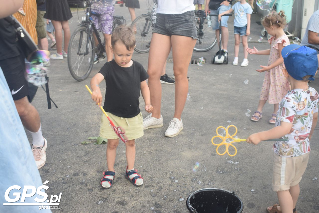 Festiwal baniek mydlanych i Holi nad jeziorem