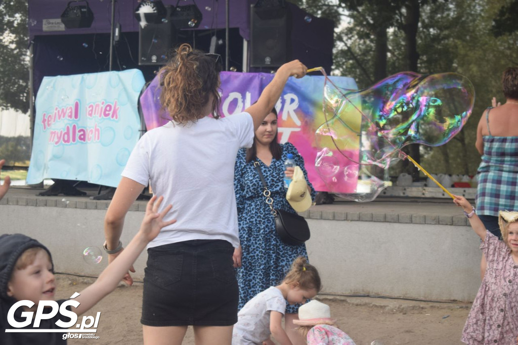 Festiwal baniek mydlanych i Holi nad jeziorem