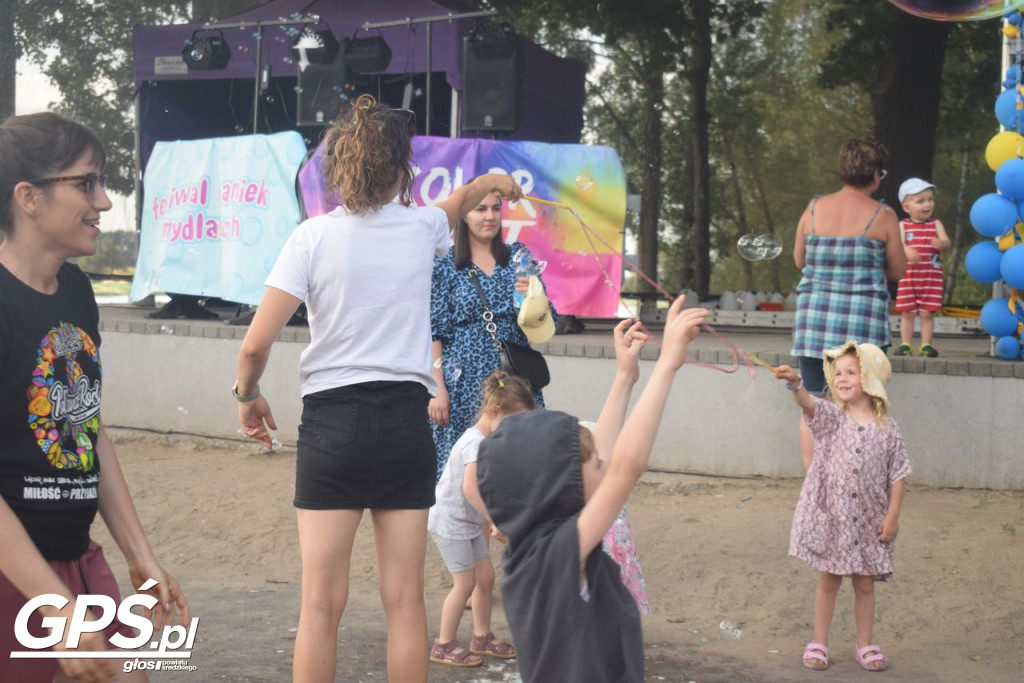 Festiwal baniek mydlanych i Holi nad jeziorem