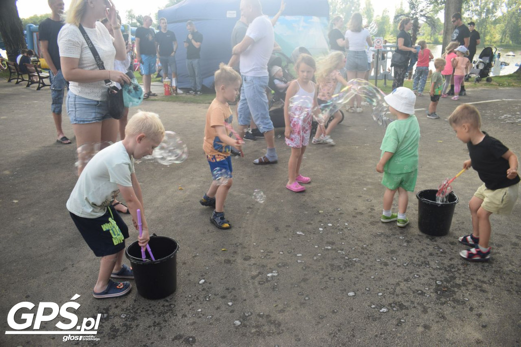 Festiwal baniek mydlanych i Holi nad jeziorem