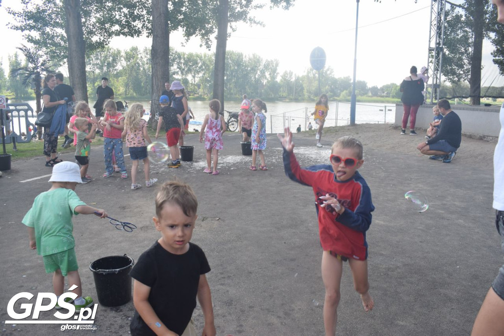 Festiwal baniek mydlanych i Holi nad jeziorem