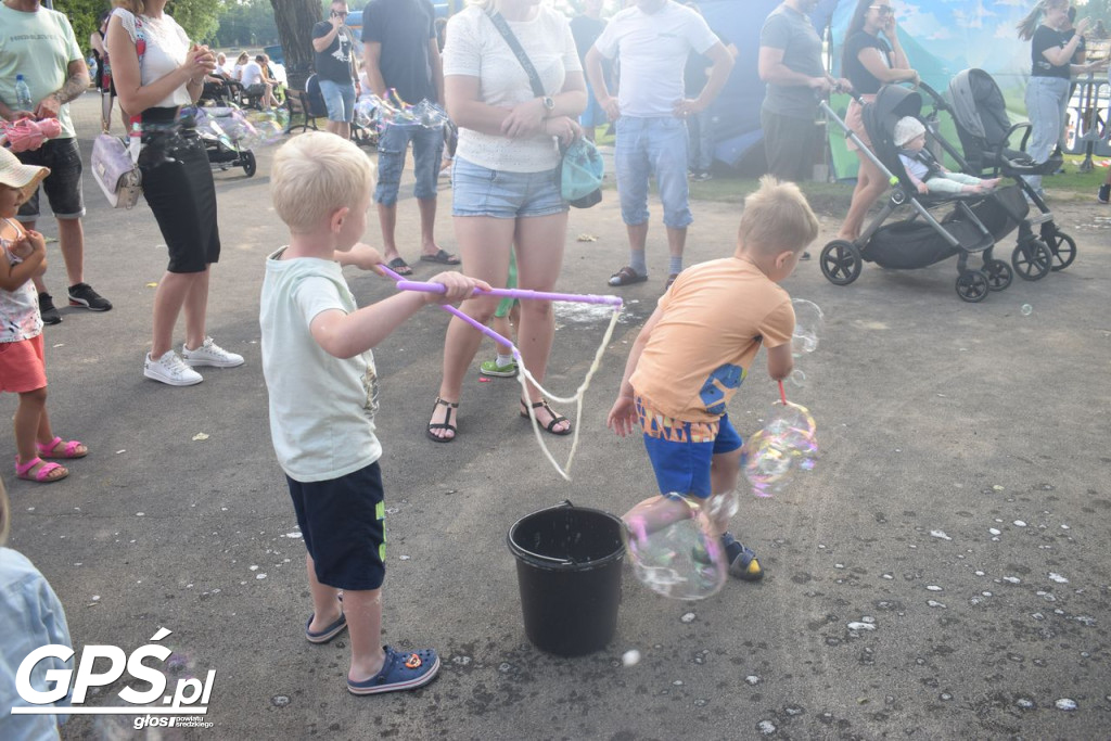 Festiwal baniek mydlanych i Holi nad jeziorem