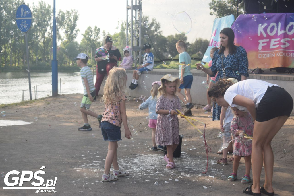 Festiwal baniek mydlanych i Holi nad jeziorem