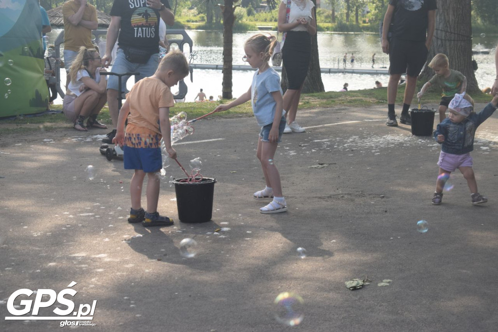Festiwal baniek mydlanych i Holi nad jeziorem