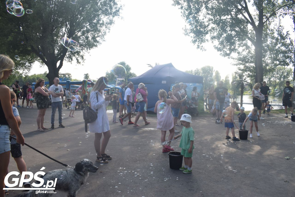 Festiwal baniek mydlanych i Holi nad jeziorem