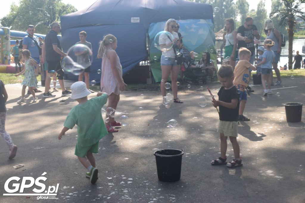 Festiwal baniek mydlanych i Holi nad jeziorem