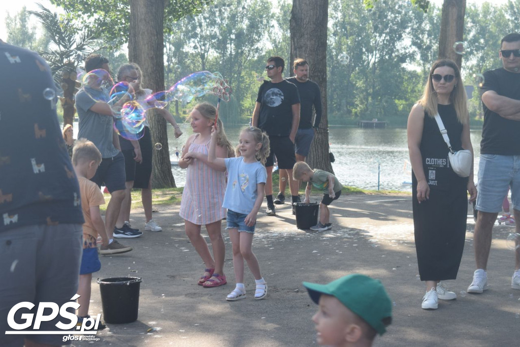 Festiwal baniek mydlanych i Holi nad jeziorem