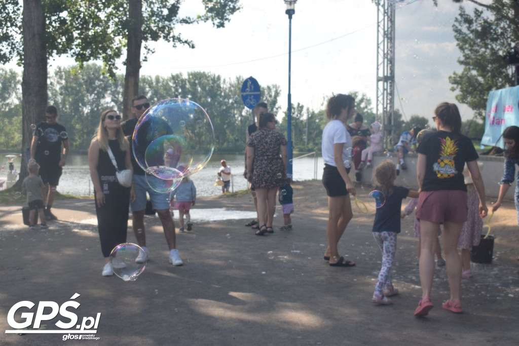 Festiwal baniek mydlanych i Holi nad jeziorem