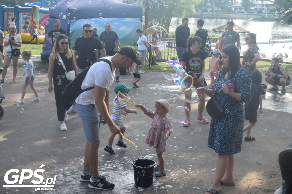 Festiwal baniek mydlanych i Holi nad jeziorem