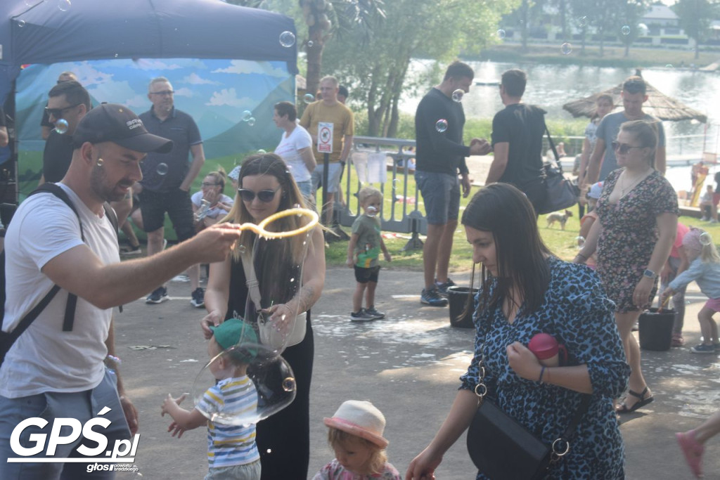 Festiwal baniek mydlanych i Holi nad jeziorem
