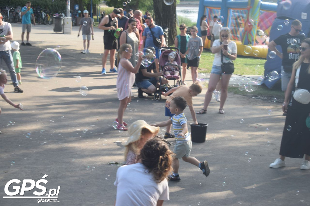 Festiwal baniek mydlanych i Holi nad jeziorem