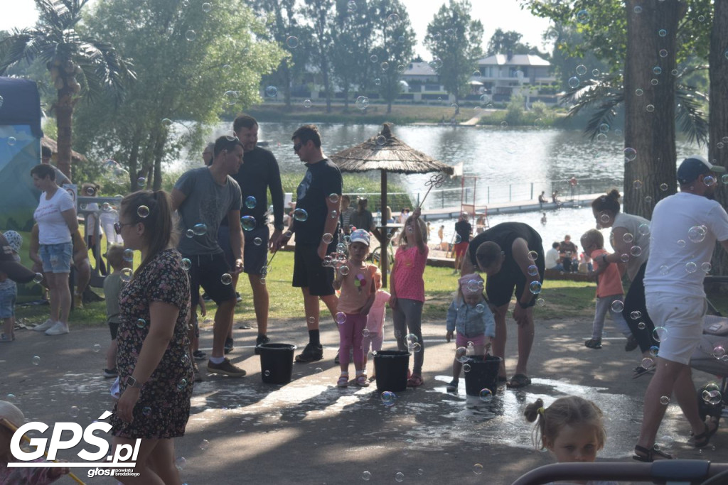 Festiwal baniek mydlanych i Holi nad jeziorem