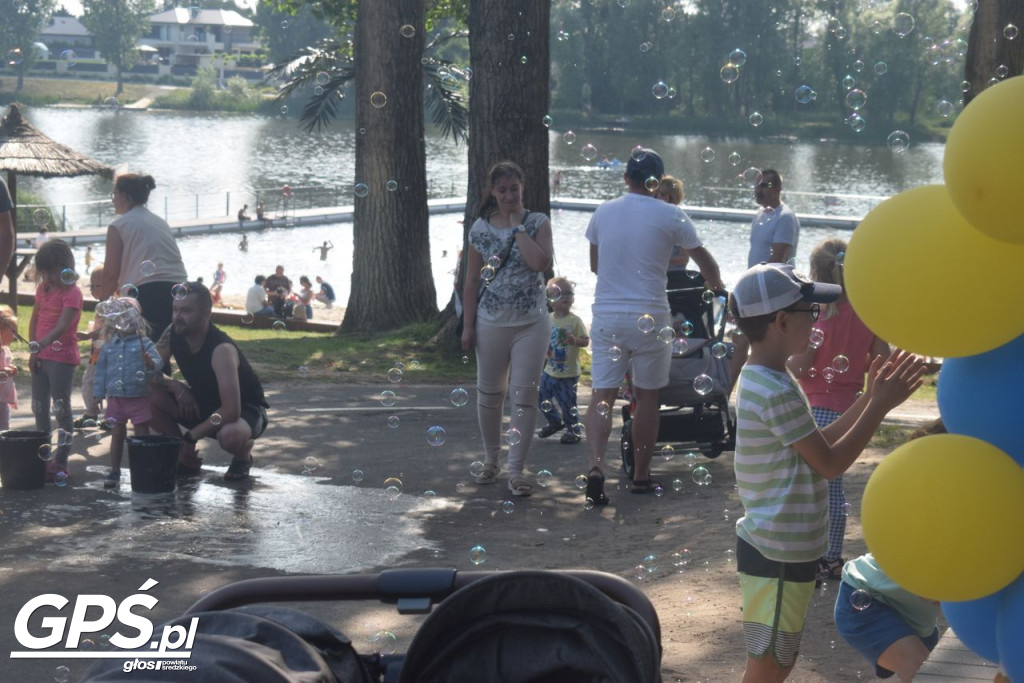 Festiwal baniek mydlanych i Holi nad jeziorem