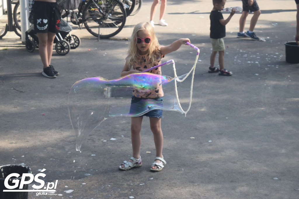 Festiwal baniek mydlanych i Holi nad jeziorem
