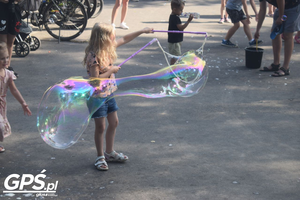 Festiwal baniek mydlanych i Holi nad jeziorem