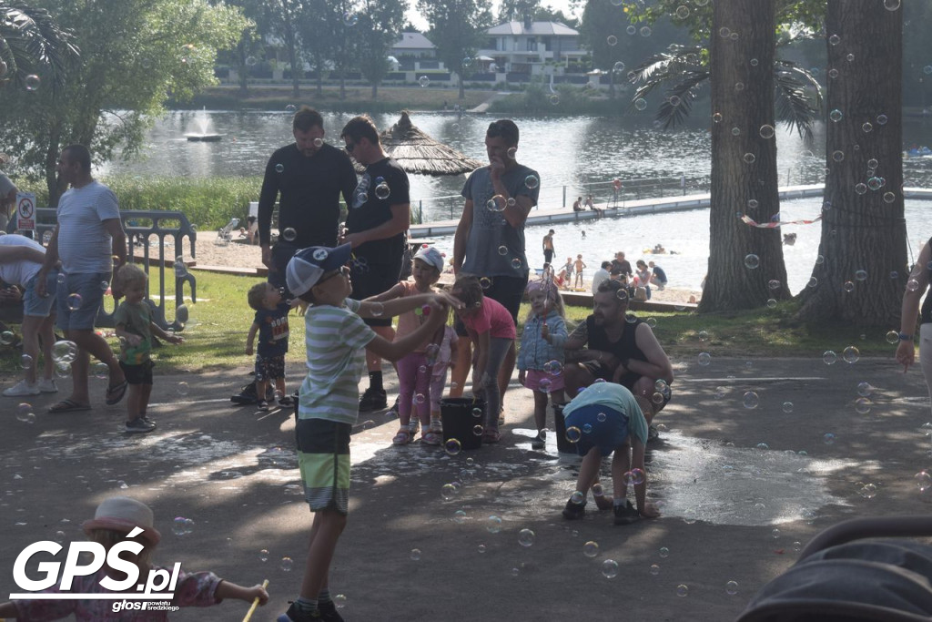 Festiwal baniek mydlanych i Holi nad jeziorem