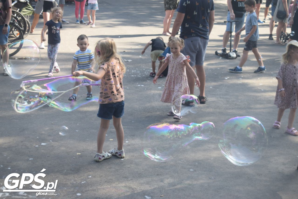 Festiwal baniek mydlanych i Holi nad jeziorem