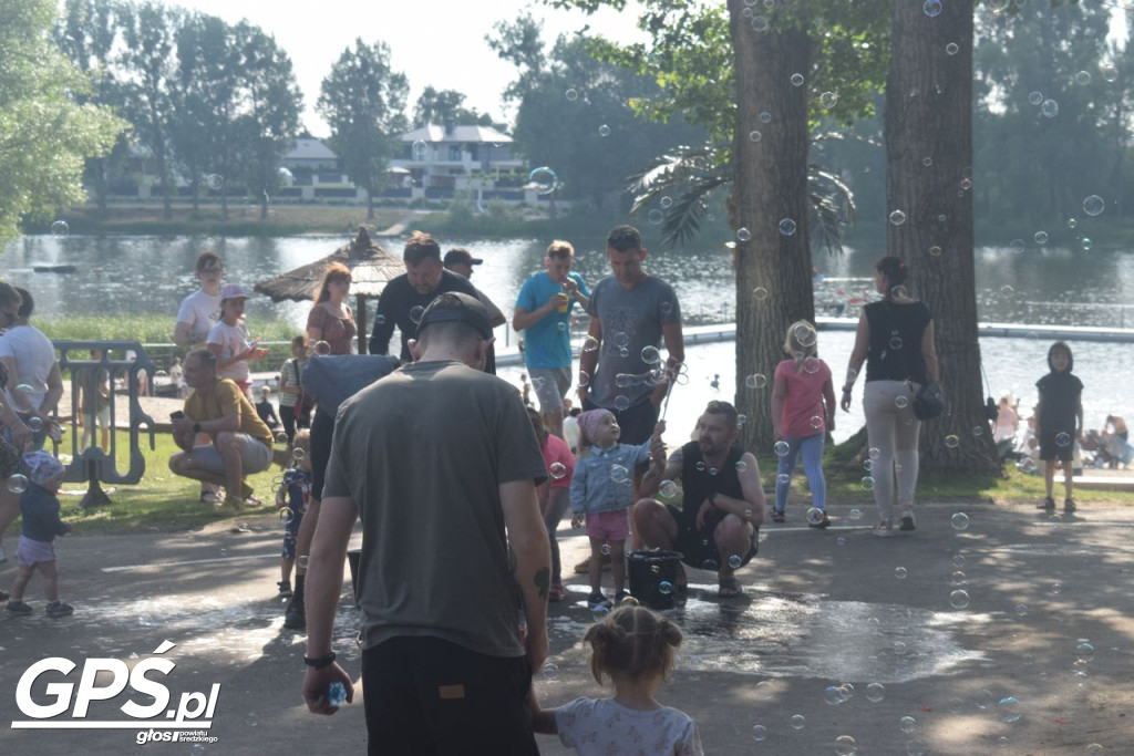 Festiwal baniek mydlanych i Holi nad jeziorem