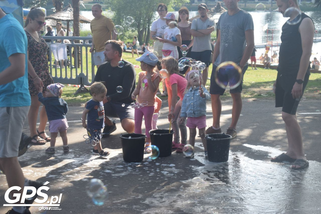 Festiwal baniek mydlanych i Holi nad jeziorem