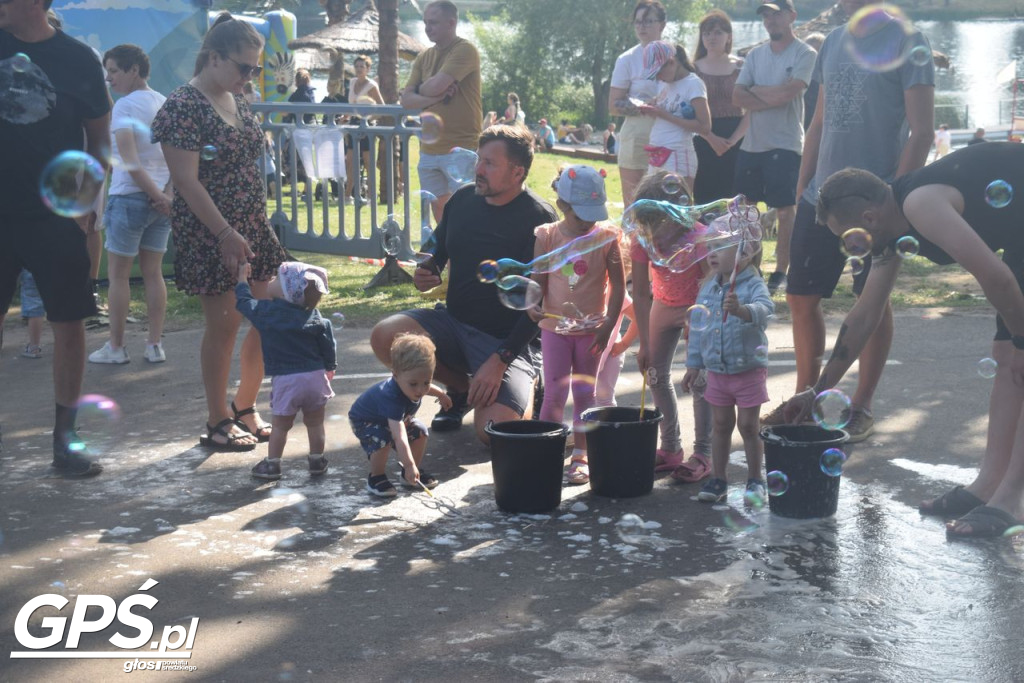 Festiwal baniek mydlanych i Holi nad jeziorem