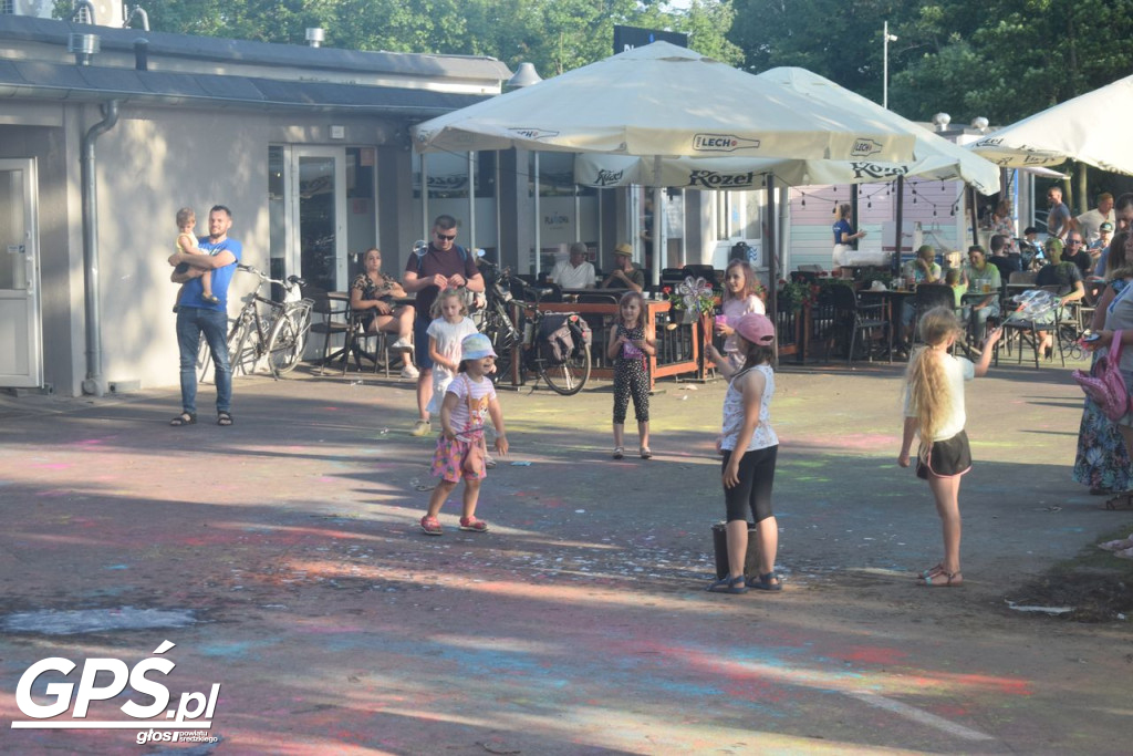 Festiwal baniek mydlanych i Holi nad jeziorem