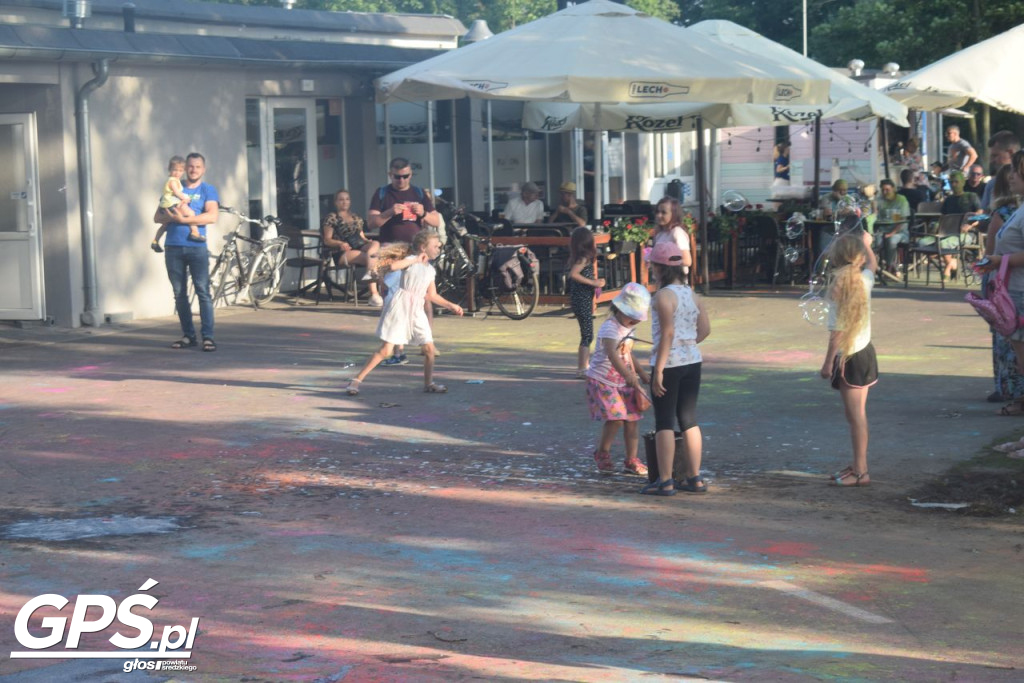 Festiwal baniek mydlanych i Holi nad jeziorem