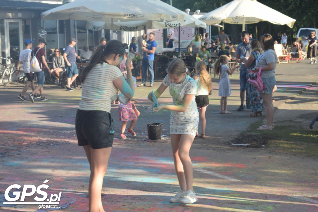 Festiwal baniek mydlanych i Holi nad jeziorem