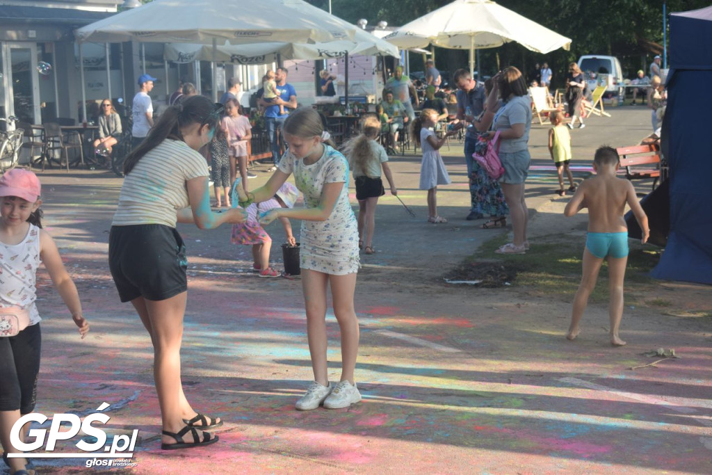 Festiwal baniek mydlanych i Holi nad jeziorem