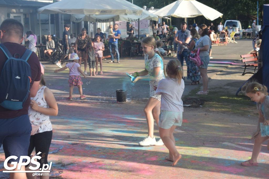 Festiwal baniek mydlanych i Holi nad jeziorem