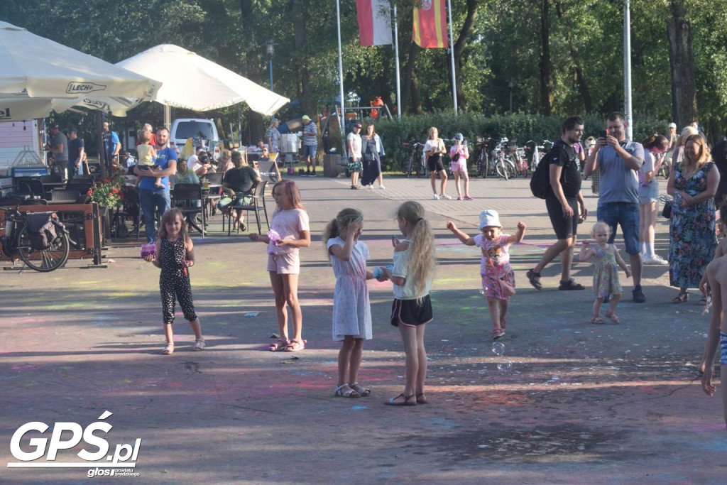 Festiwal baniek mydlanych i Holi nad jeziorem